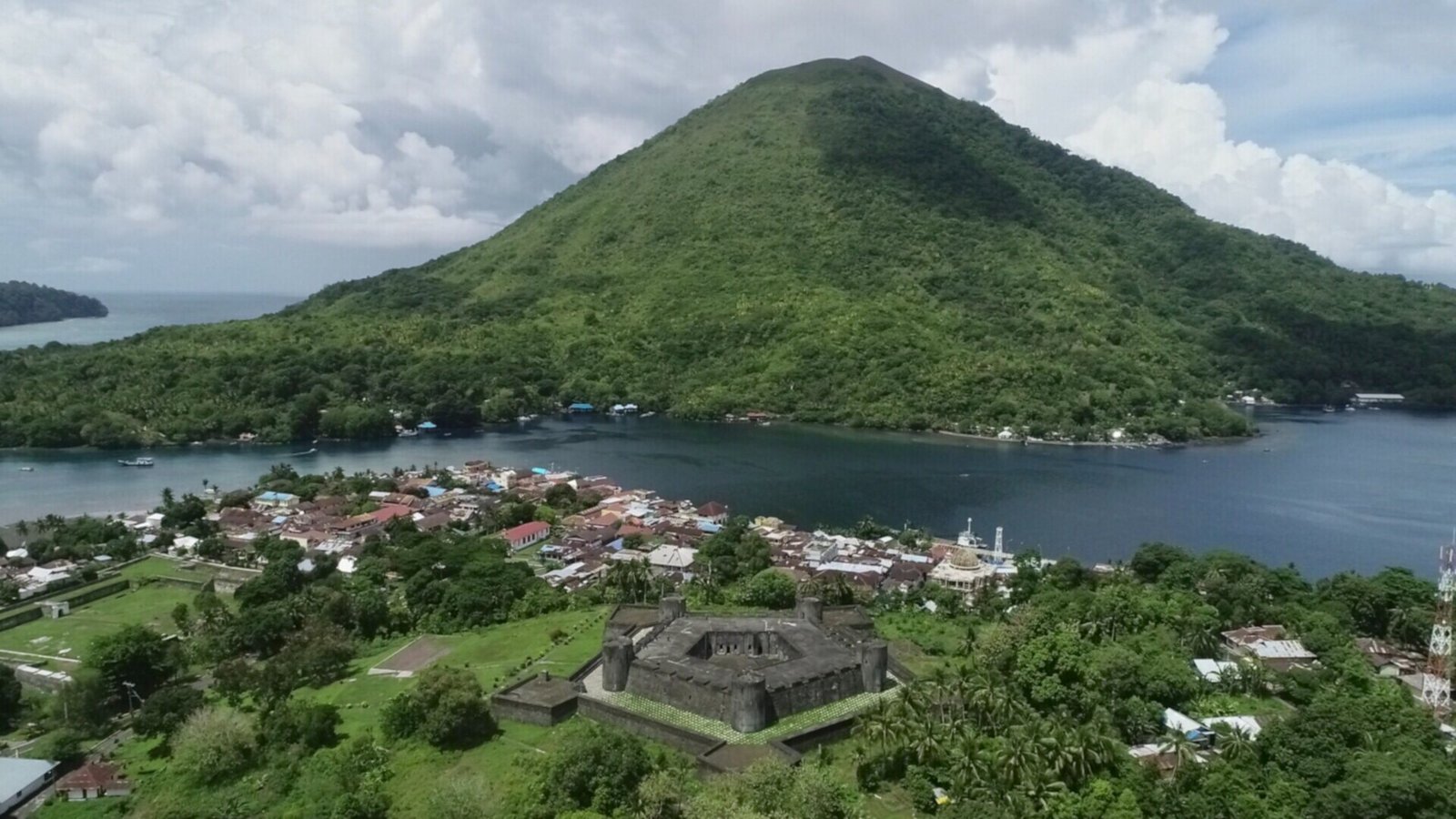 Panorama Kepulauan Banda dari udara