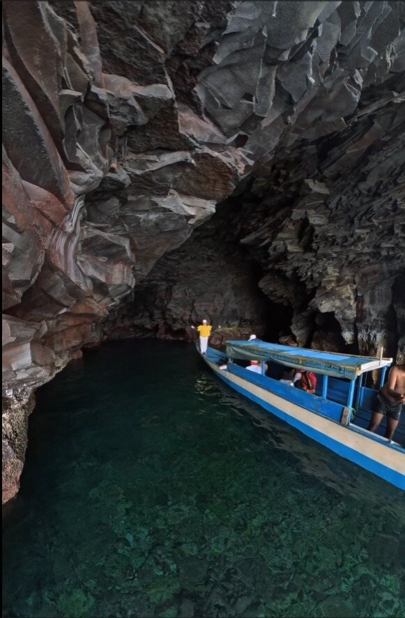 Wisata gua laut di sekitar Kepulauan Banda