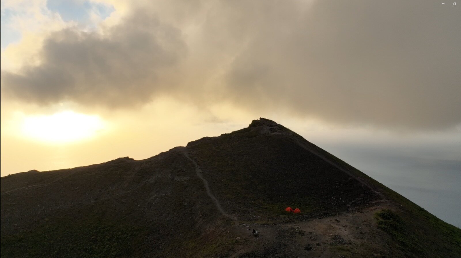 Camp pendakian di puncak Gunung Api Banda saat senja